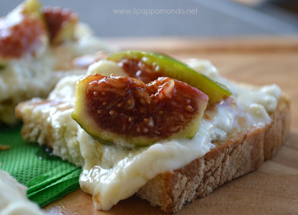 crostino con crema di gorgonzola e fichi semi-caramellati