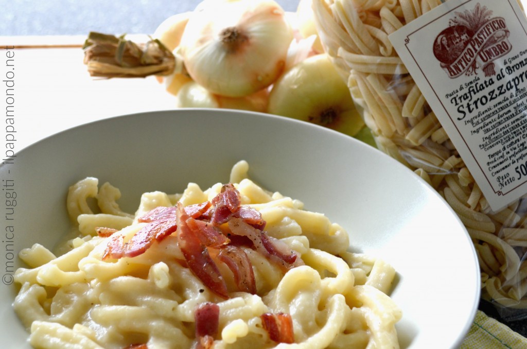 strozzapreti con crema di cipolle e pancetta croccante